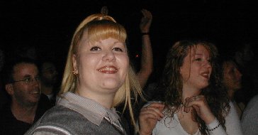 Jessica and her sister at the concert